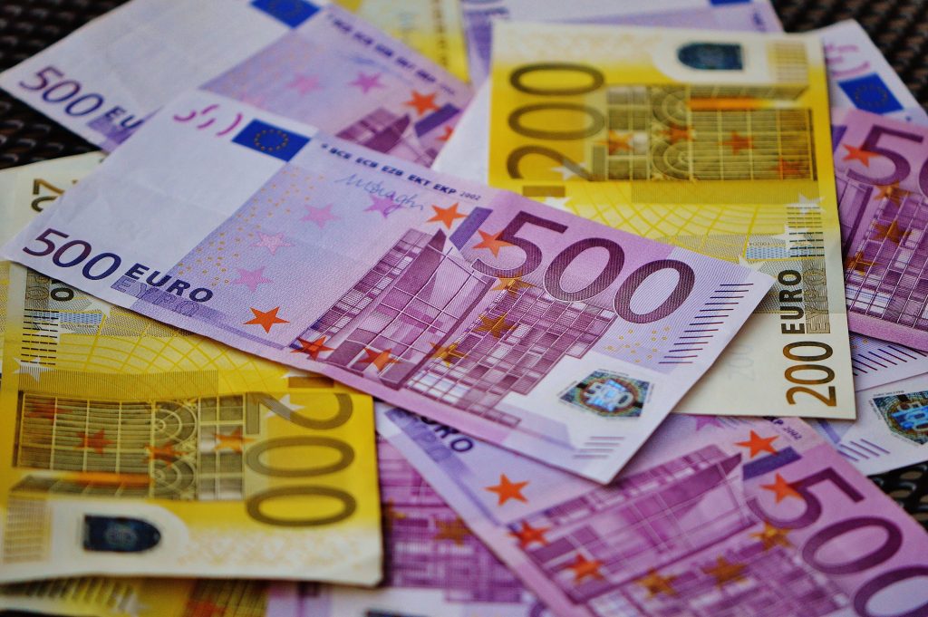 Czy Polska powinna wprowadzić euro? Raport NIK rozważa „za” i „przeciw”