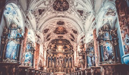 Co z ZUS-em i co z tacą? Omawiamy opodatkowanie Kościoła w Polsce