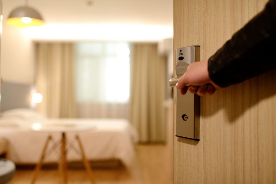 Hotel uznał naszą czytelniczkę za prostytutkę, bo odwiedził ją kolega. Właścicielka goniła też samego gościa…
