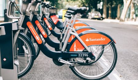 Santander wysyła kartę kredytową poza grono swoich klientów: akcja marketingowa, pomyłka, czy działanie osób trzecich?