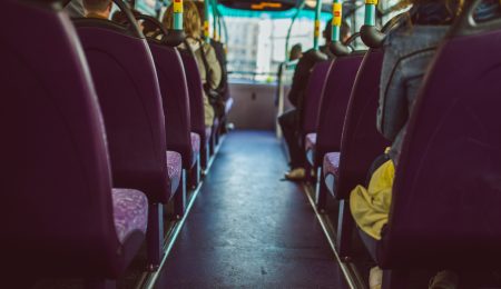 Ustąpienie miejsca w autobusie starszej osobie: jest wymuszone przez prawo czy nie?