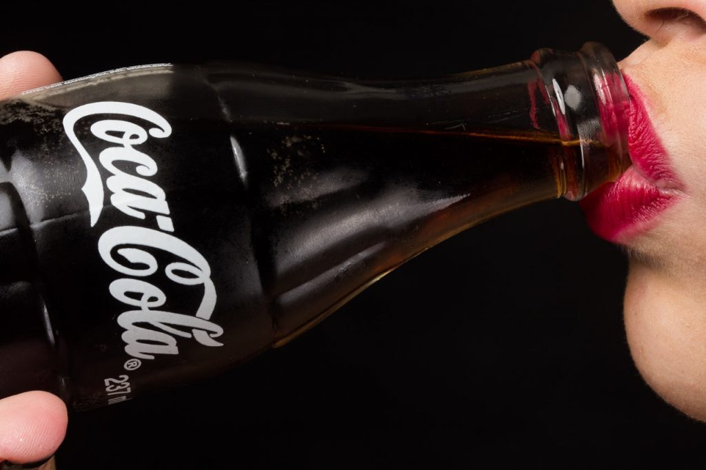 Coca-Cola rozsyła plastikowe butelki influencerom i mediom, twierdząc że robi to by chronić środowisko