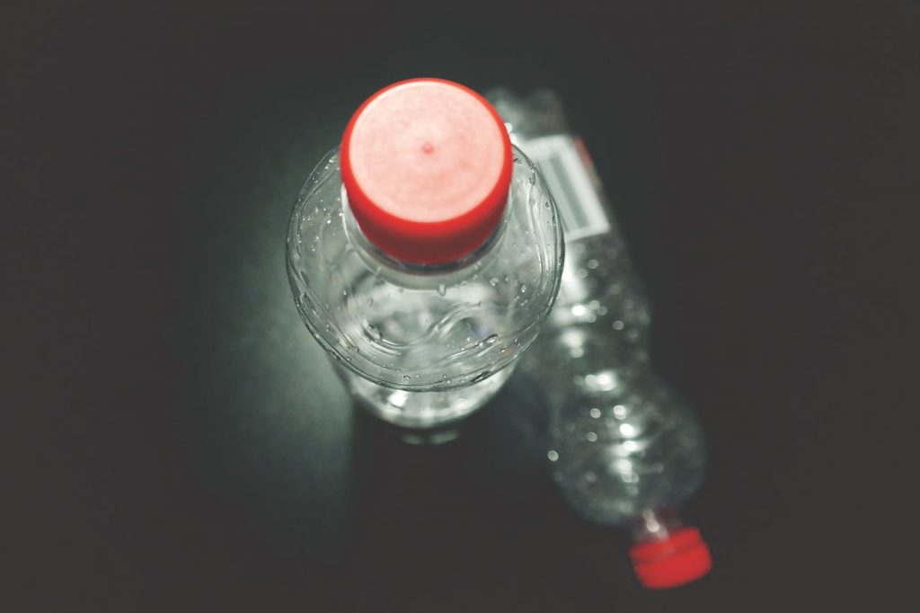 Zakaz picia wody z butelek dla pracowników mBanku. Wszystko w ramach walki z plastikiem