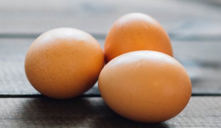 Salmonella w jajkach. Jak rozpoznać jajka z salmonellą? Jak się ustrzec przed chorobą? Dlaczego GIS nas informuje?