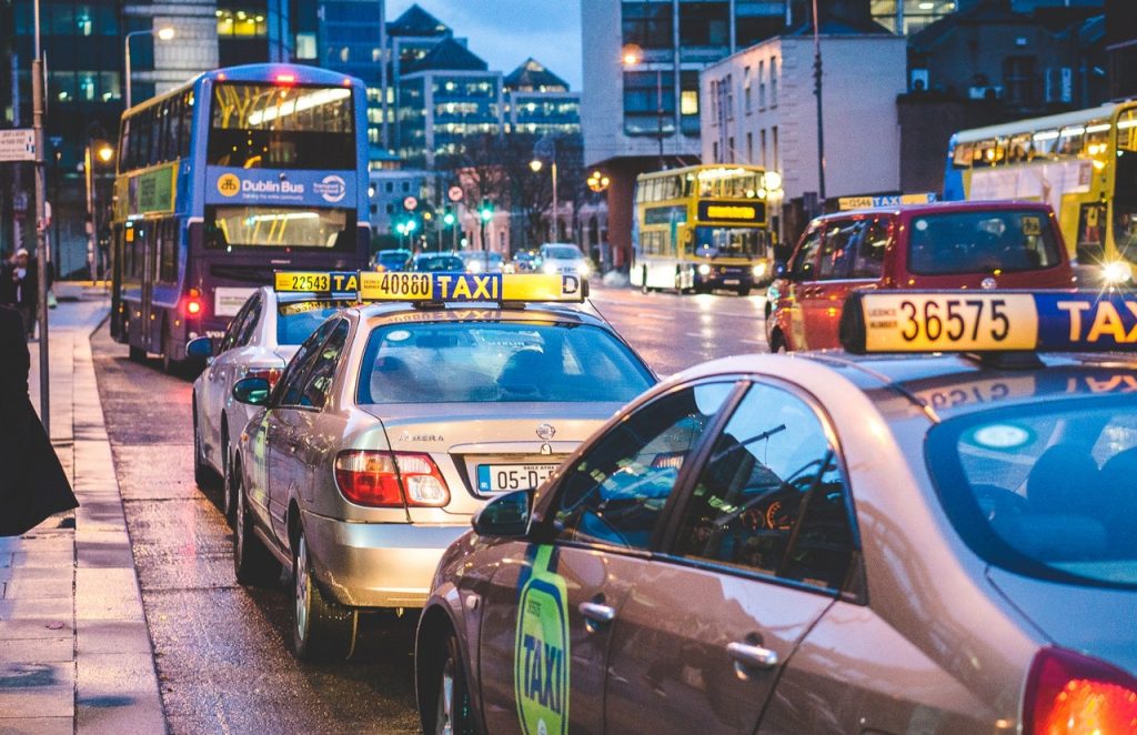 Główne grzechy polskich taksówkarzy? Wysokie ceny i brak informacji o kosztach przejazdu