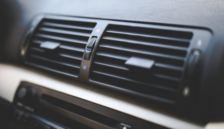 Za pozostawienie samochodu z włączoną klimatyzacją (i silnikiem) grozi aż 3000 złotych grzywny. Warto o tym pamiętać, szczególnie, że za oknem jest coraz cieplej