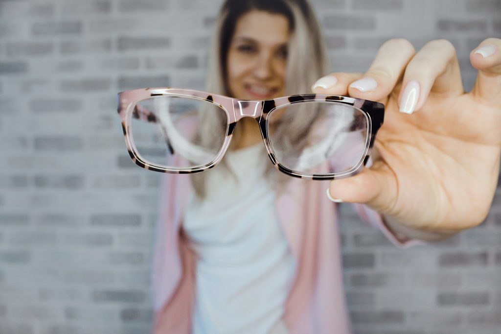 Czy jest możliwe odliczenie VAT z faktury zakupu okularów dla pracowników?