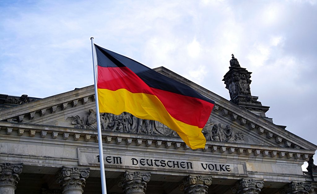 Książka z tamponami odpowiedzią na niemiecki absurd podatkowy