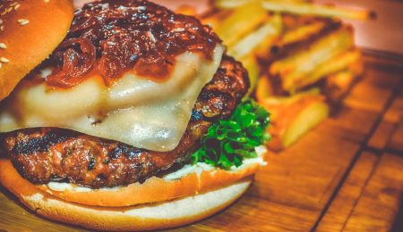 Egzamin z robienia cheeseburgerów? Akademia Leona Koźmińskiego otworzy studia we współpracy z McDonald’s