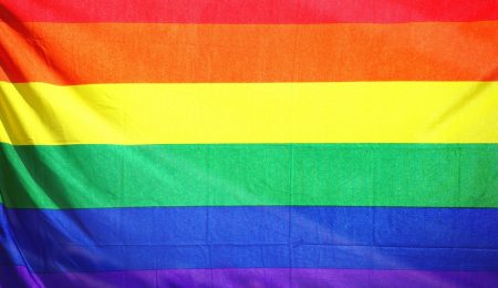 Sąd wydał nakaz zabezpieczenia naklejek Gazety Polskiej „Strefa wolna od LGBT”. Rzecz w tym, że Gazeta Polska ma już nowe naklejki