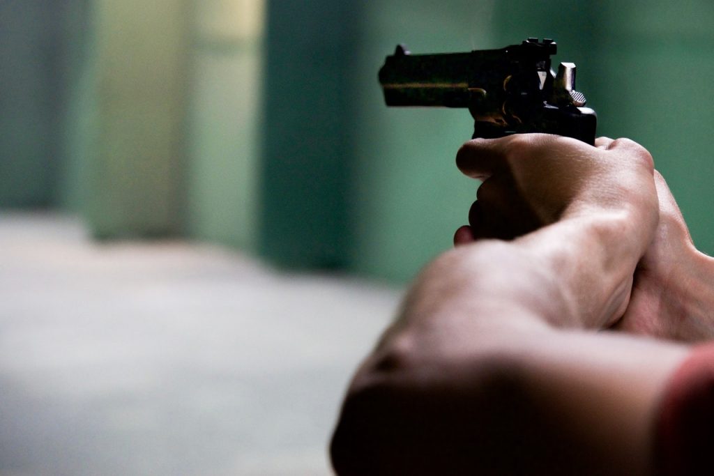 Policja: jeżeli masz pozwolenie na broń i użyczysz ją znajomemu na strzelnicy – popełniasz przestępstwo