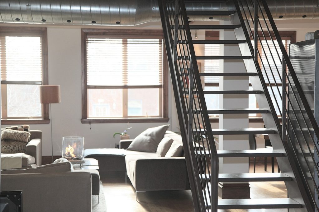 Pewien londyńczyk wynajmował mieszkanie socjalne na Airbnb. Dostał ponad 100 tys. funtów kary
