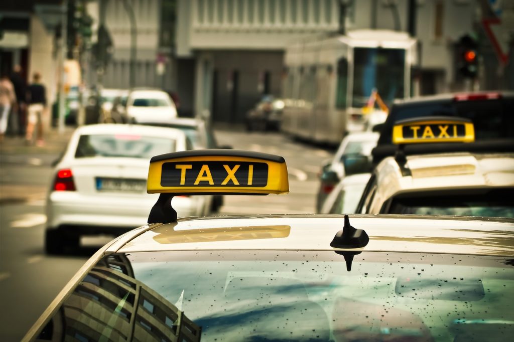 Opłata za kurs taksówką, spośród całej badanej Europy, jest najniższa w Warszawie