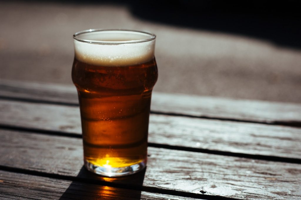 Czy można pić piwo bezalkoholowe w miejscu pracy? Okazuje się, że może to być podstawą do natychmiastowego zerwania stosunku pracy