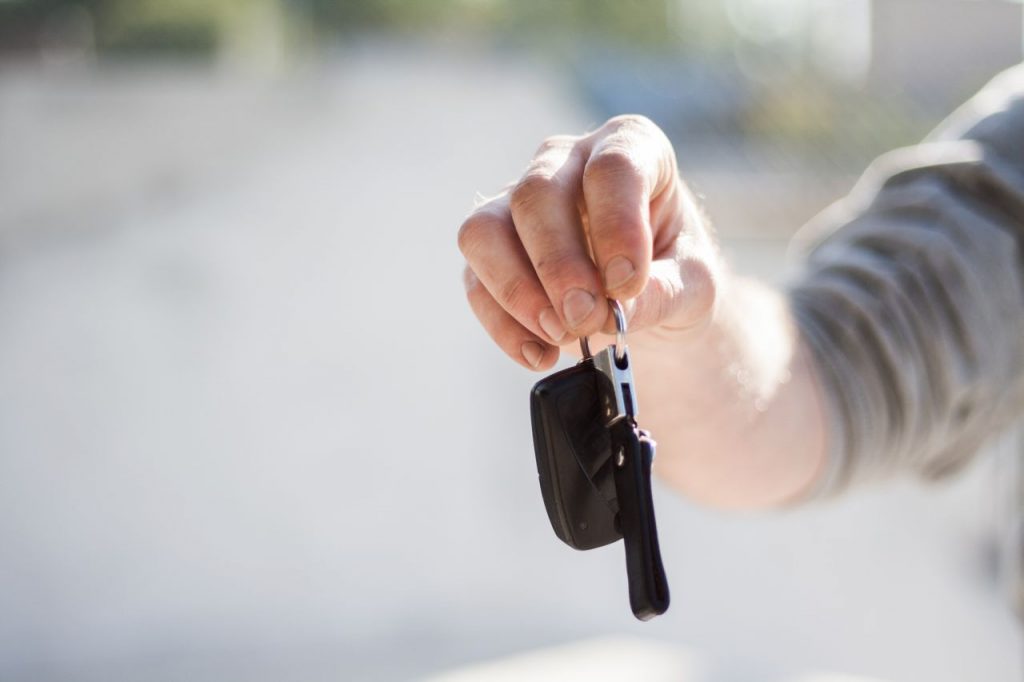 Ubezpieczyciel może odmówić wypłaty odszkodowania za skradziony samochód, gdy właściciel dorobi albo zgubi kluczyki