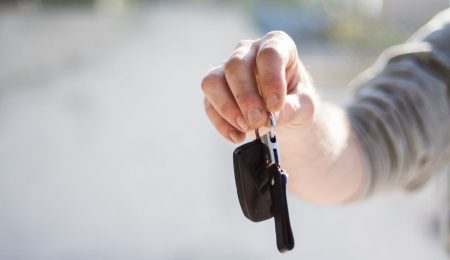 Ubezpieczyciel może odmówić wypłaty odszkodowania za skradziony samochód, gdy właściciel dorobi albo zgubi kluczyki