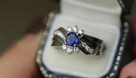 Jeśli kupiłeś przyszłej żonie pierścionek z diamentem, to daliście się oszukać. Ich wartość jest znikoma