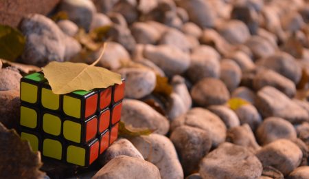 Kostka Rubika jest tak samo problematyczna jak klocki LEGO. Właśnie zakończył się spór