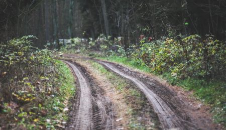 Nastolatek przejeżdżał skuterem przez cudzą posesję i stalowa linka omal nie odcięła mu głowy. Internauci się cieszą