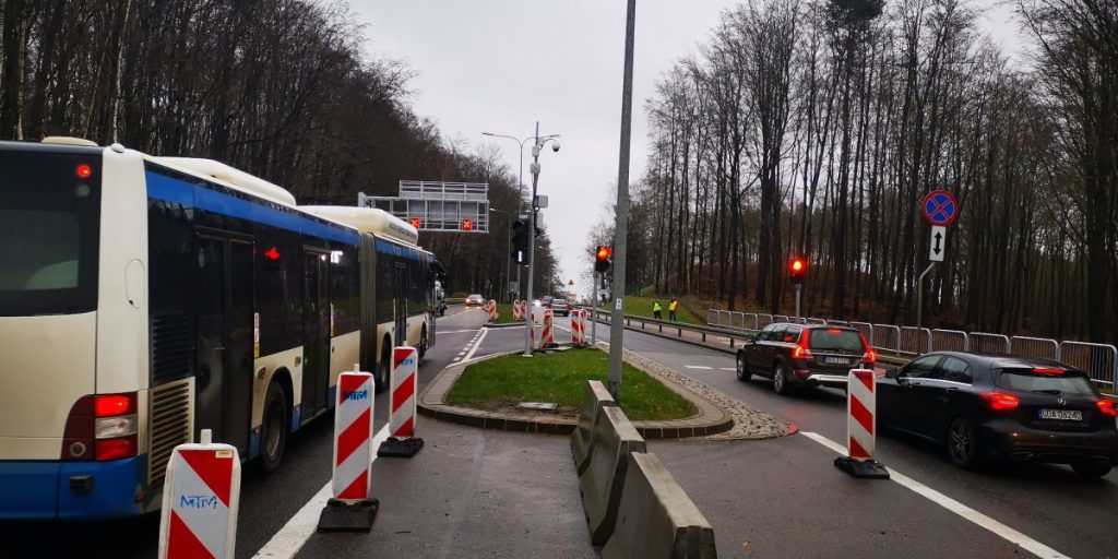 W Gdyni od dziś autobusy miejskie jeżdżą… pod prąd. To pionierski pomysł w skali kraju