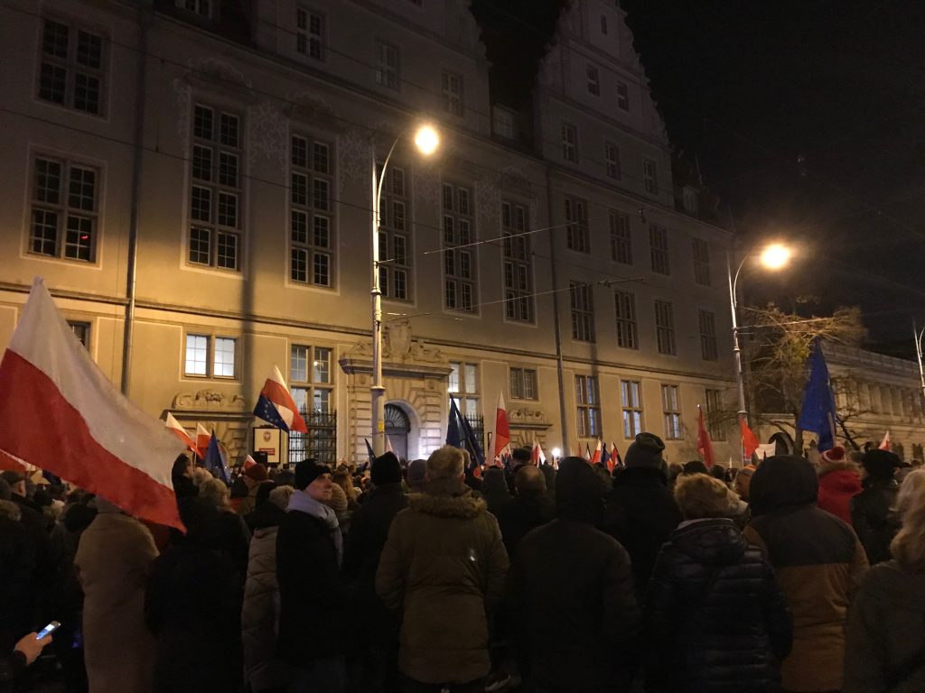 Jak co grudzień Polacy stoją pod sądami. Czy uliczne protesty w obronie sądów mają dość energii by zatrzymać ustawę represyjną?