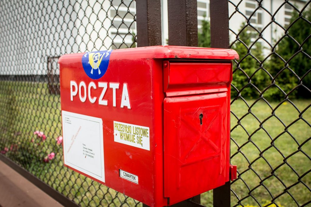 Poczta Polska przyznaje, że ludzie coraz rzadziej chcą dawać gotówkę jej kurierom