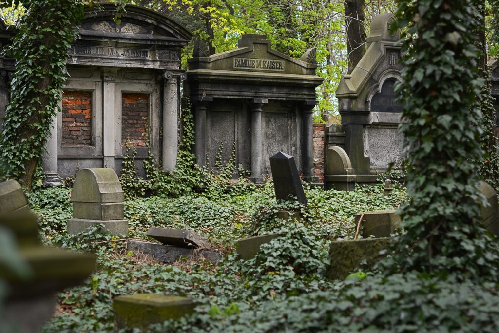 Pogrzeb świecki w Polsce. Czy kapłan może nie pozwolić pochować niewierzącego zmarłego na parafialnym cmentarzu?