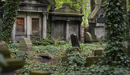 Pogrzeb świecki w Polsce. Czy kapłan może nie pozwolić pochować niewierzącego zmarłego na parafialnym cmentarzu?