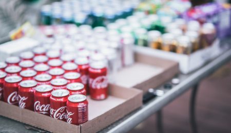 Coca-Cola wstrzymuje dostawy do Intermarche i Netto. Wszystko przez to, że zdrowe napoje są lepiej eksponowane i mają więcej miejsca na półkach