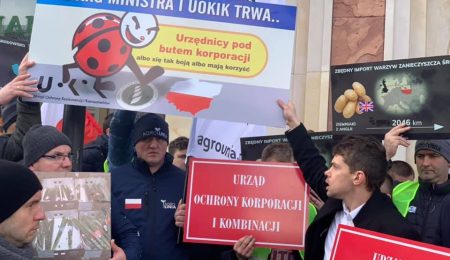 „Poproszę jednego ziemniaka”. Rolnicy blokują kasy w Biedronce, bo sieć oznacza importowane produkty jako polskie