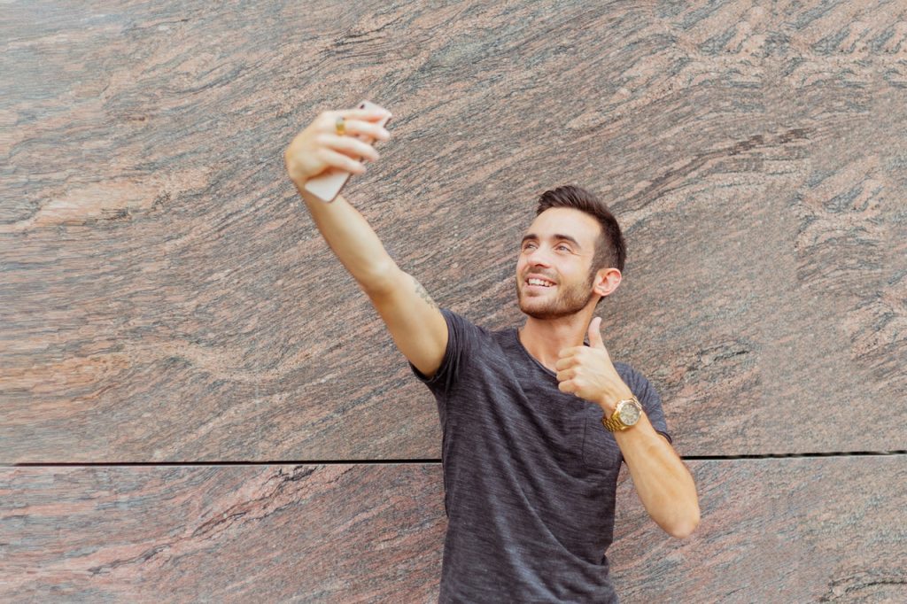 Robisz selfie i… służby już wiedzą, że przestrzegasz kwarantanny. Rząd wypuścił aplikację „Kwarantanna domowa”