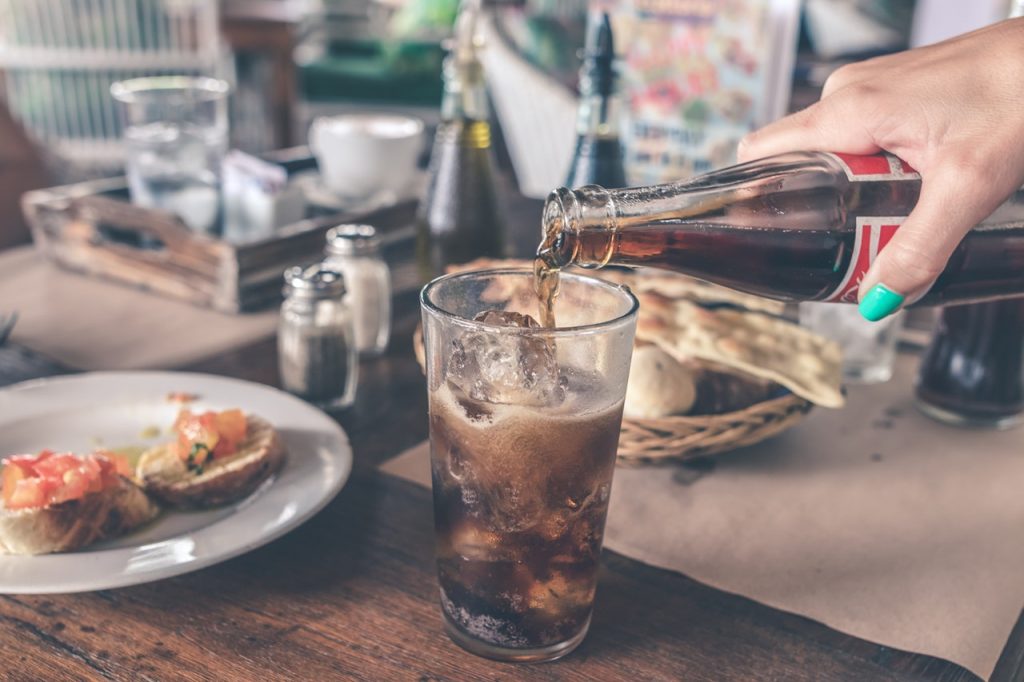 Coca-Cola i napoje słodzone zdrożeją wcześniej niż przypuszczano. Rządzący wycofują się z planu przesunięcia podatku cukrowego na przyszły rok