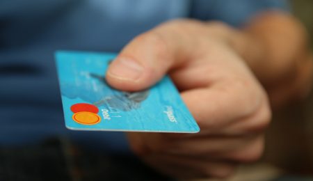Mastercard zezwolił na płatności zbliżeniowe bez PIN do 100 złotych. Z piątku na sobotę zmiany wejdą w życie. A co z Visą?