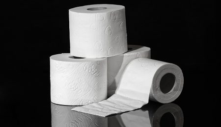 Rossmann myśli za Polaków i wprowadza limit zakupu papieru toaletowego i innych produktów, które znikają w mgnieniu oka. Czy to jest zgodne z prawem?