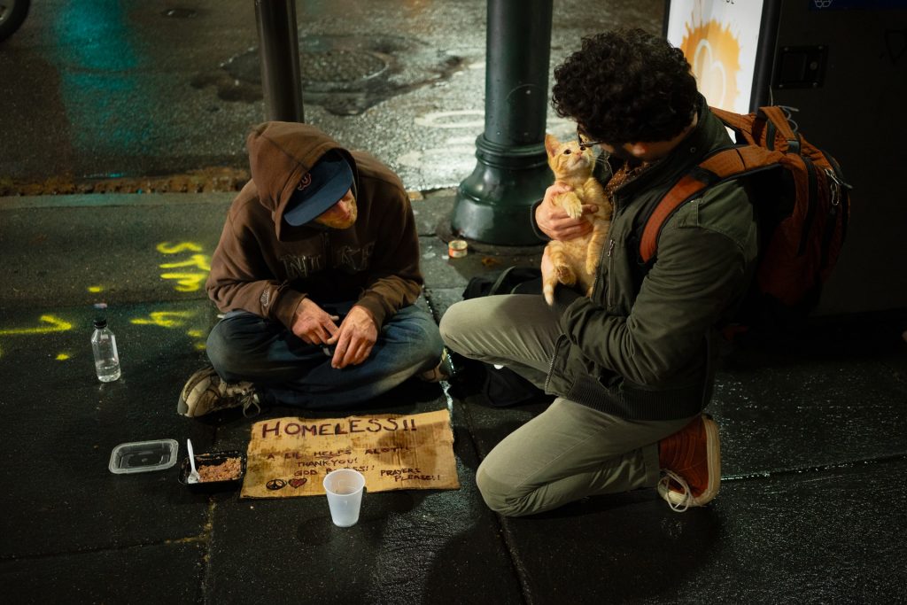 Francuzi karzą bezdomnych grzywnami za to, że ci nie poddają się kwarantannie domowej