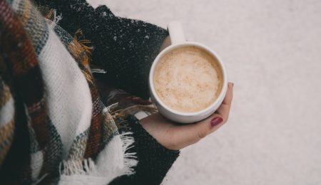 ZUS potwierdza, że z powodu koronawirusa można otrzymać nie tylko zasiłek chorobowy, ale także opiekuńczy. Jest jednak jeden warunek