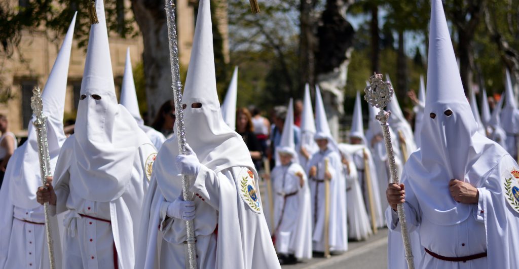 Na południu USA znów będzie można nosić maski. Zakazano tego w obawie przed Ku Klux Klanem