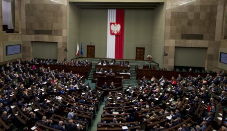 Węgry nie są już demokratycznym krajem, a Polska jest nim tylko częściowo. Tak wynika z amerykańskiego raportu