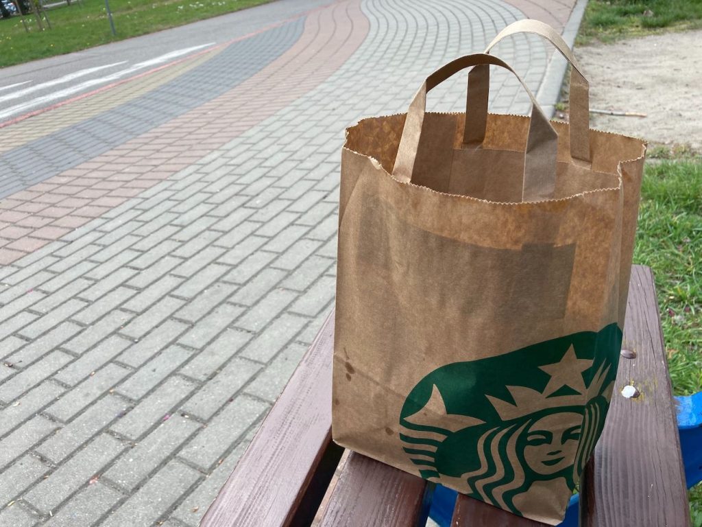 4 kanapki Starbucks za łącznie 13 zł. Aplikacje pozwalające kupić „resztki” z restauracji to genialny pomysł na walkę z marnowaniem jedzenia