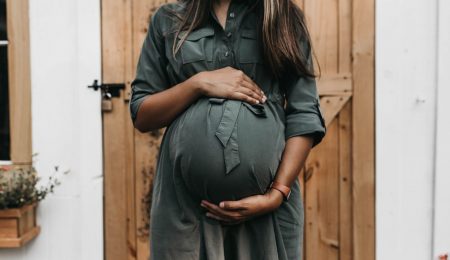 Kolejna ciąża w trakcie urlopu związanego z macierzyństwem – jak wpływa na stosunek pracy?
