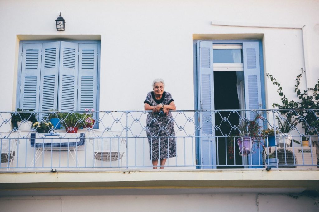 Coraz więcej starszych osób oddaje swoje mieszkania młodym w zamian za dożywotnią opiekę