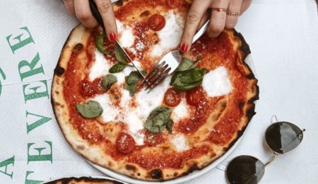 Pozew za negatywną opinię o toruńskiej pizzy – czy krytykując stopień przypieczenia naruszamy dobra osobiste?