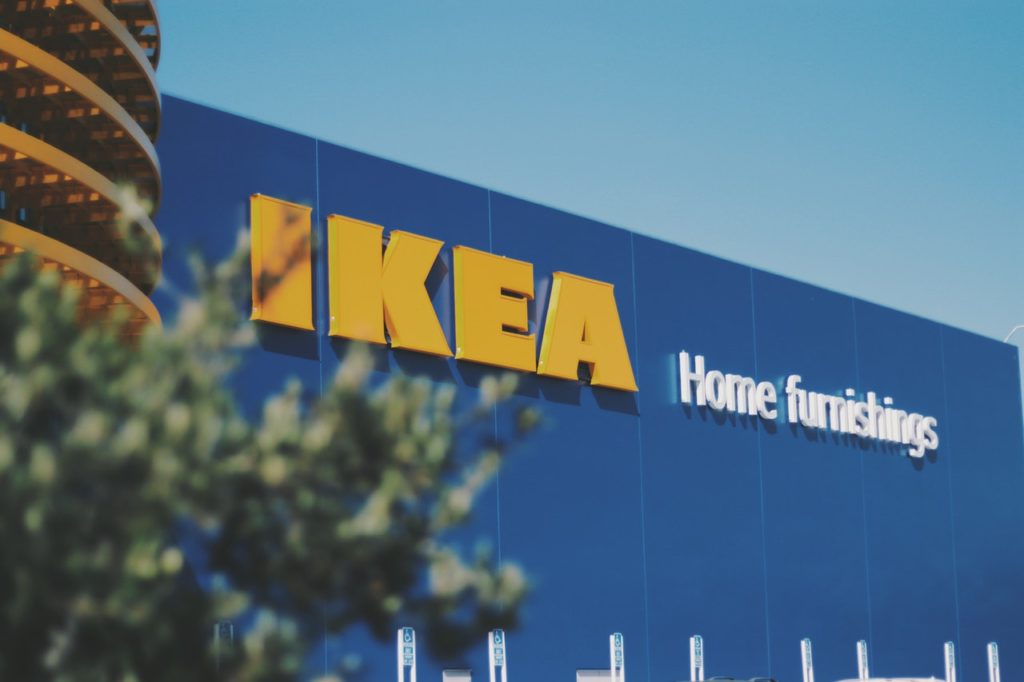 Ochrona IKEA wyrzuciła Tomasza Karolaka ze sklepu. Stwierdził, że nie będzie nosić maseczki, bo jest zdrowy