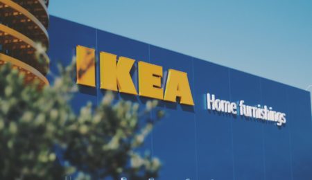 Ochrona IKEA wyrzuciła Tomasza Karolaka ze sklepu. Stwierdził, że nie będzie nosić maseczki, bo jest zdrowy