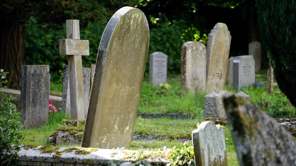 Ograniczenia związane z pandemią nie utrudniają już pogrzebów. Choć w żółtych i czerwonych strefach trzeba uważać
