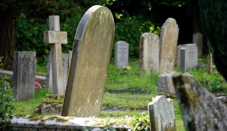 Ograniczenia związane z pandemią nie utrudniają już pogrzebów. Choć w żółtych i czerwonych strefach trzeba uważać