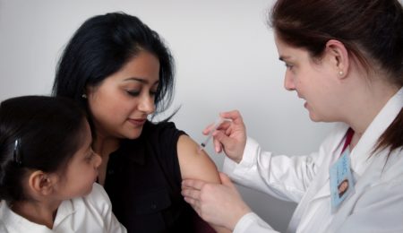 Szczepionka dla pracownika będzie opodatkowana. Ministerstwo zamiast zachęcać do szczepień, daje kolejne argumenty przeciw nim