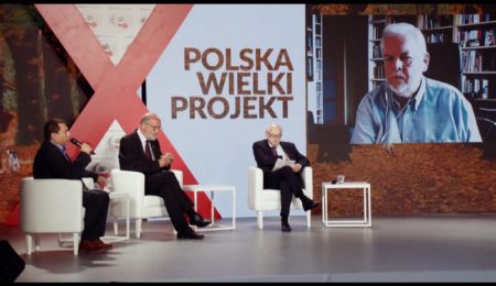 Jarosław Kaczyński wręczał nagrodę bez maseczki „bo był w pracy”. Czyli rządzący niczego się nie nauczyli