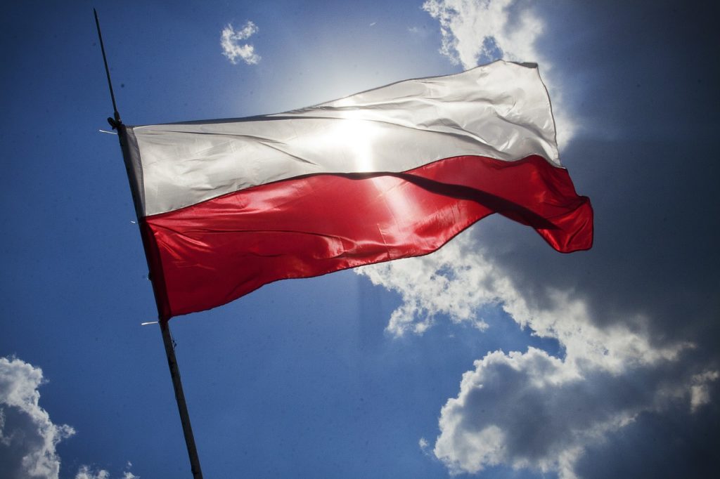 Maseczki Red is Bad w barwach polskiej flagi z pewnością nie stanowią znieważenia symbolu państwa