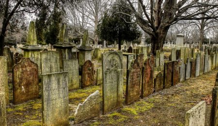 Wizyta na cmentarzu może niekiedy skończyć się mandatem. Tych rzeczy lepiej nie rób